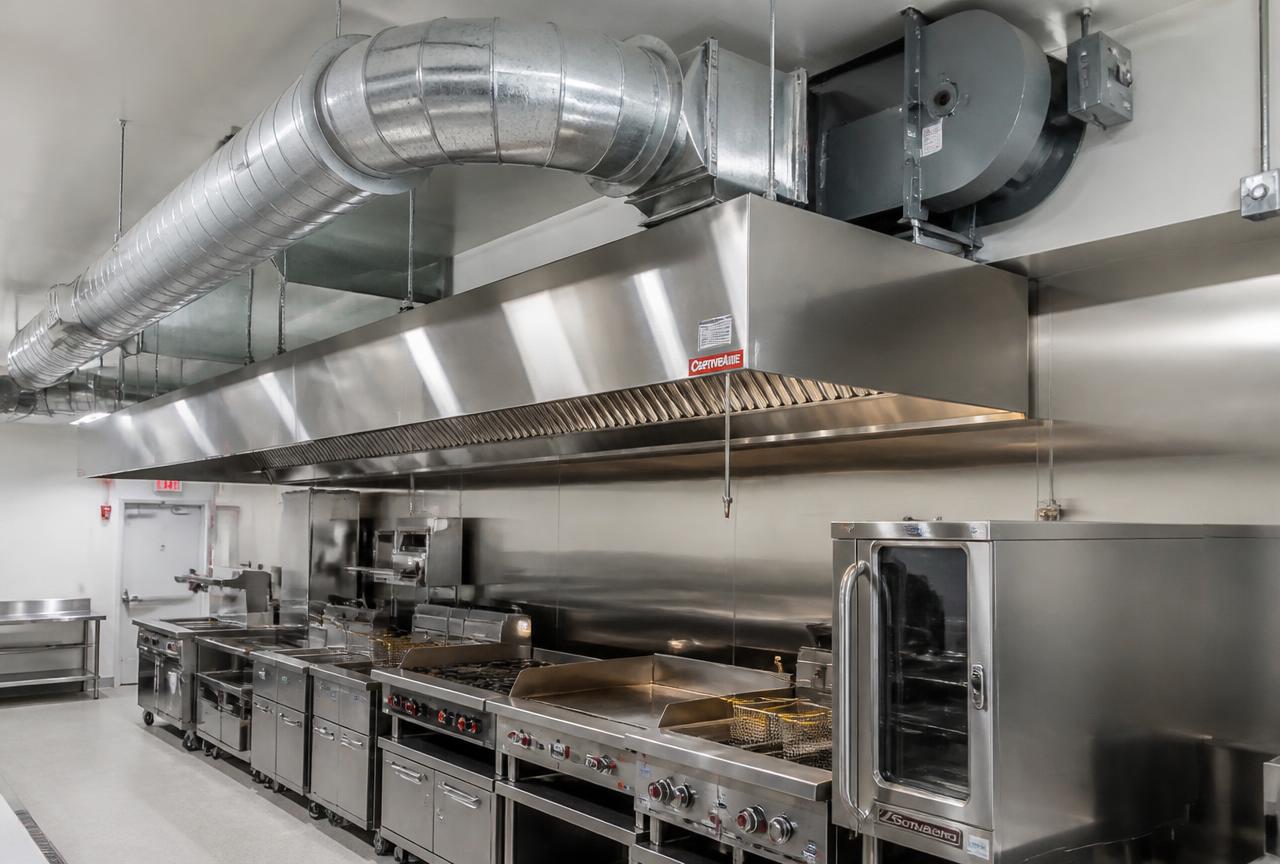 Sistema de ventilação e exaustão instalado na cozinha do Restaurante América