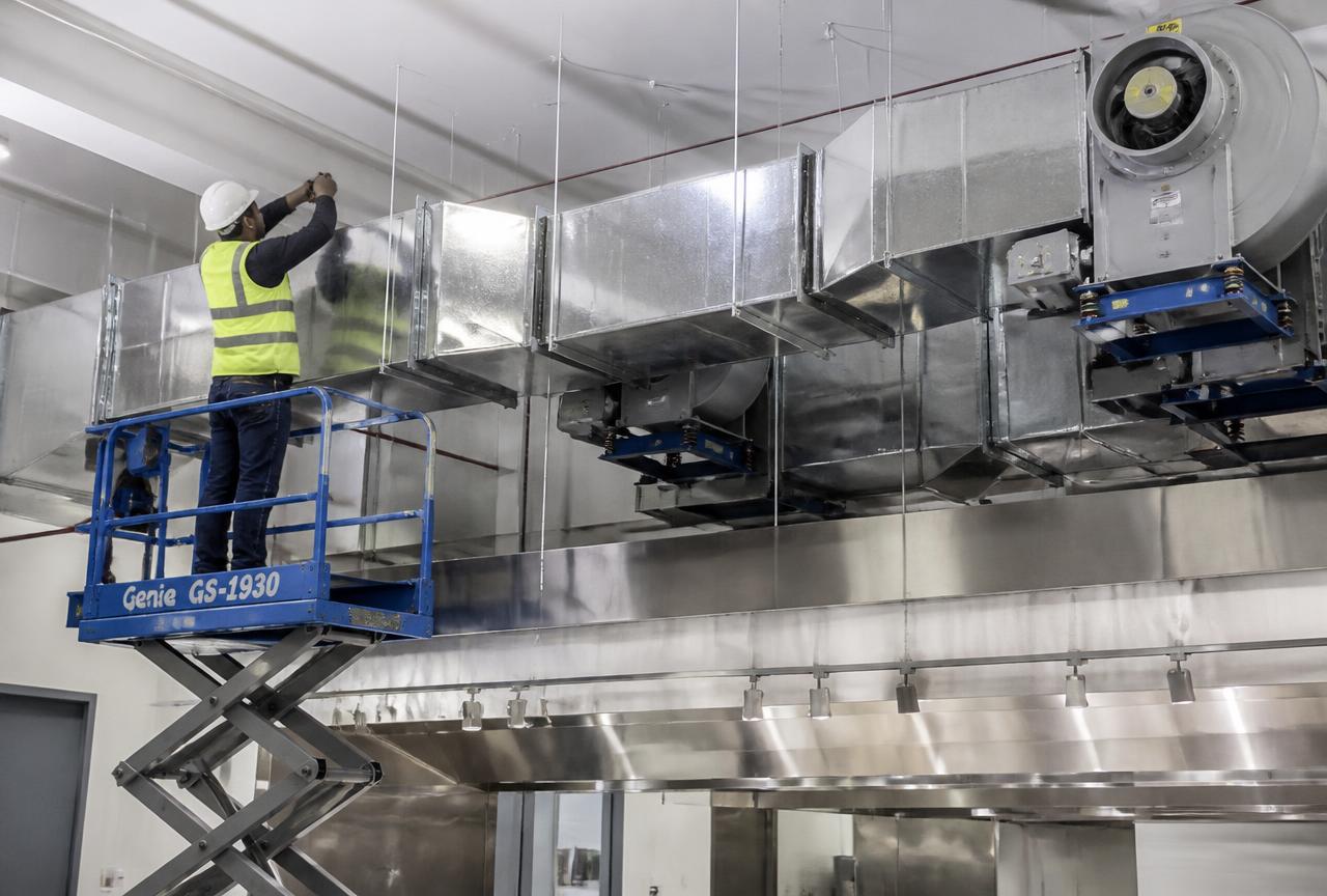 Obra de ventilação e exaustão com dutos galvanizados e exaustores centrífugos